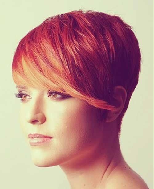 Corte de pelo Pixie corto con flequillo largo lateral: Peinados para mujeres