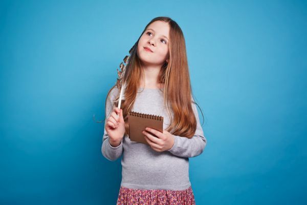 Actividades para celebrar el dia de la poesia con ninos niña pensando poesia