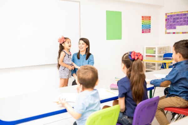 Niña recitando poesía en clase